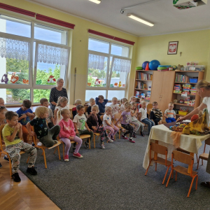 Dzieci z uwagą oglądają bajkę pt. Córka młynarz i wiatr