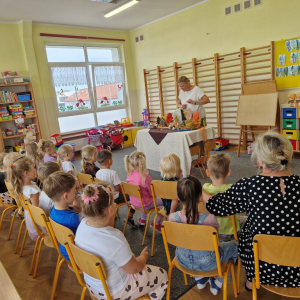 Dzieci oglądają z zainteresowaniem teatrzyk pt. Córka młynarza i wiatr