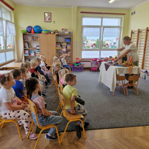 Dzieci oglądają teatrzyk pt. Córka młynarza i wiatr