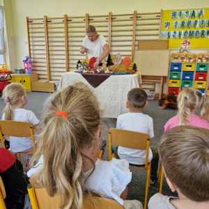 Pani Kasia Bajeczka opowiada  bajeczkę, poruszając figurkami postaci