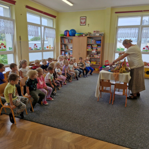 Dzieci oglądają bajeczkę Córka młynarza i wiatr