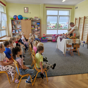 Dzieci oglądają teatrzyk pt. Córka młynarza i wiatr