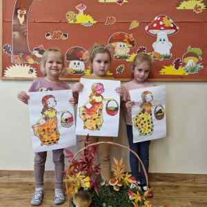 Dziewczynki  z obrazkami Pani Jesieni na tle dekoracji jesiennej 