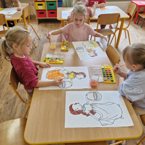 Dziewczynki w czasie malowania obrazka Pani Jesieni farbami akwarelowymi