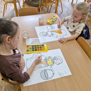 Dziewczynki w czasie malowania obrazka Pani Jesieni farbami akwarelowymi