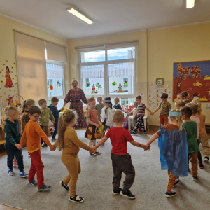 Dzieci w czasie zabawy inscenizowanej przy piosence Jesień