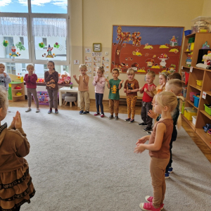 Dzieci klaszczą rytmicznie śpiewając refren piosenki