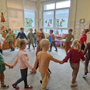 Dzieci w czasie zabawy inscenizowanej przy piosence Jesień