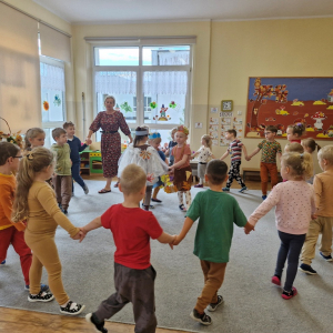Dzieci w czasie zabawy inscenizowanej przy piosence Jesień