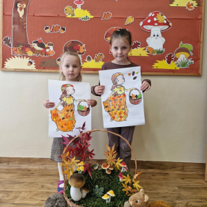 Dziewczynki  z obrazkami Pani Jesieni na tle dekoracji jesiennej 