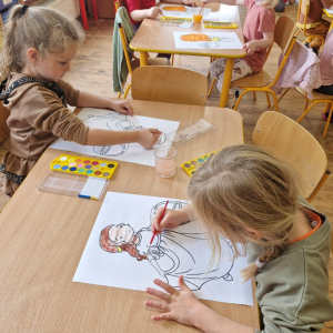 Dziewczynki w czasie malowania obrazka Pani Jesieni farbami akwarelowymi