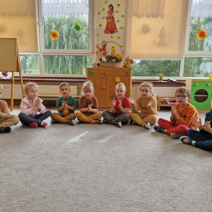 Dzieci wyklaskują rytm refrenu