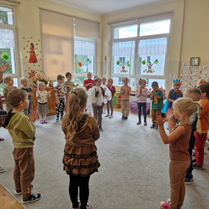 Dzieci wyklaskuj rytm refrenu