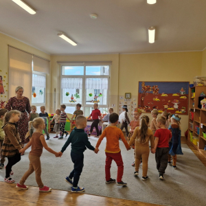 Dzieci uczestniczą w zabawie inscenizowanej   przy piosence Jesień