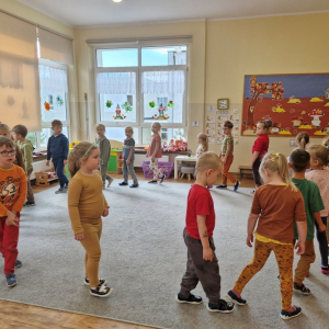 Dzieci uczestniczą w zabawie rytmicznej