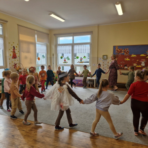 Dzieci uczestniczą w zabawie inscenizowanej   przy piosence Jesień   