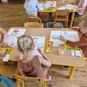 Dziewczynki w czasie malowania obrazka Pani Jesieni farbami akwarelowymi