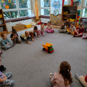 Dzieci siedzące w kole .