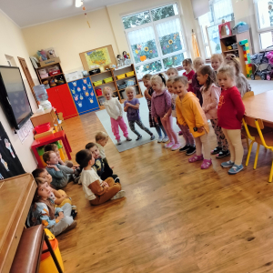 Dzieci śpiewające sto lat.