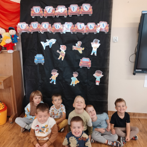 Chłopcy siedzą na podłodze.