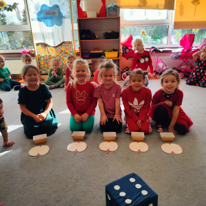 Dzieci bawiące się na dywanie.