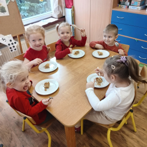 Dzieci jedzące szarlotkę.