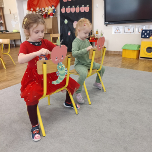 Dzieci siedzące na krześle.