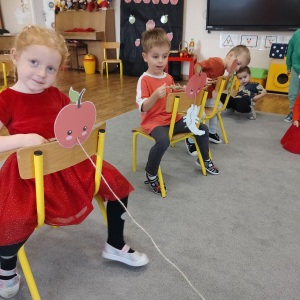 Dzieci siedzące na krześle.