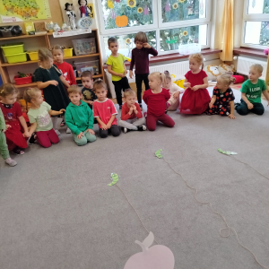 Dzieci siedzące na dywanie .