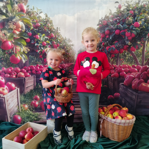 Dzieci pozujące do zdjęcia .