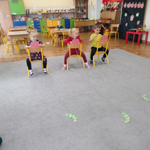 Dzieci siedzące na krześle.