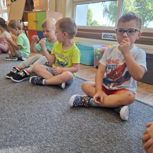 dzieci oglądają skarby z wakacji