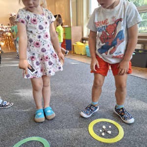 dzieci porównują liczebność zbiorów