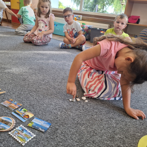 Dziewczynka przelicza skarby z wakacji