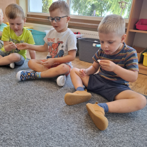 dzieci oglądają skarby z wakacji