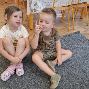 dzieci oglądają skarby z wakacji