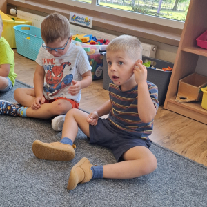 dzieci oglądają skarby z wakacji