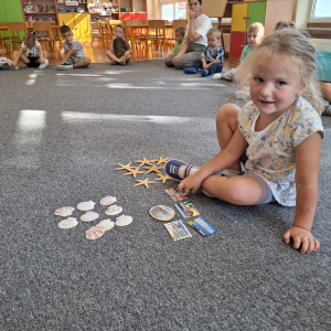 dziewczynka przelicza elementy zbiorów