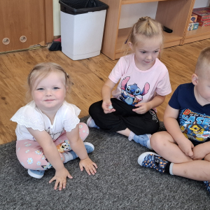 dzieci oglądają skarby z wakacji