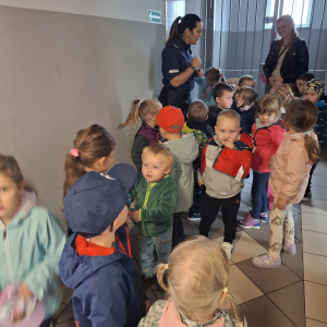 Dzieci zwiedzają posterunek policji