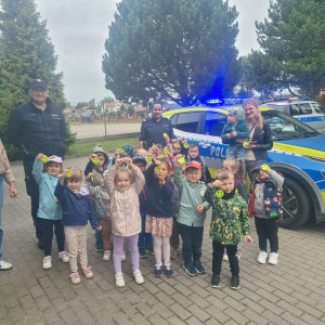 Wspólne zdjęcie dzieci z policjantami