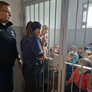 Dzieci wraz z panią zamknięci w celi