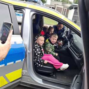 Dzieci w radiowozie policyjnym