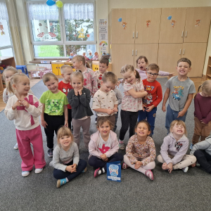 Dzieci z wykonaną laurką dla Policjantów