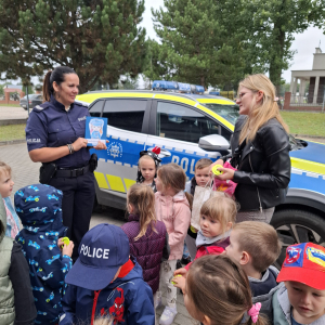 Dzieci i pani dziękują poilicjantom