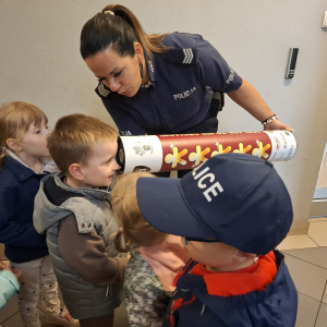 Chłopiec sprawdza widoczność osoby z odblaskiem i bez przez lunetę
