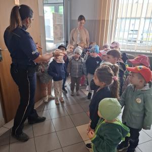 Pani Policjantkja wita dzieci na posterunku