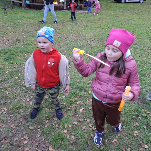 Dzieci puszczają bańki