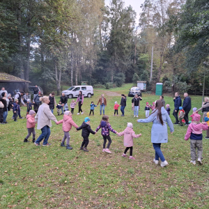 Uczestnicy wspólnie się bawią