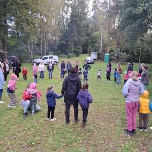 Uczestnicy wspólnie się bawią